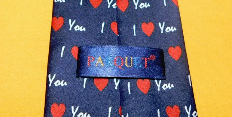 GRAVATA MASCULINA PARQUET AZUL/VERMELHO/BRANCO COM MOTIVO DE CORAÇÃO TODA EM POLIÉSTER - GRAVATAS DE DESIGNER. - Imagem 3 de 3