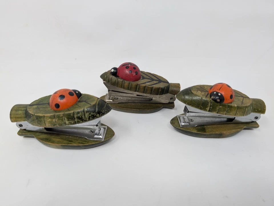 TRES grapadoras Ladybug vintage 10 mm grapas pequeñas talladas madera verde Foto 3 de 4