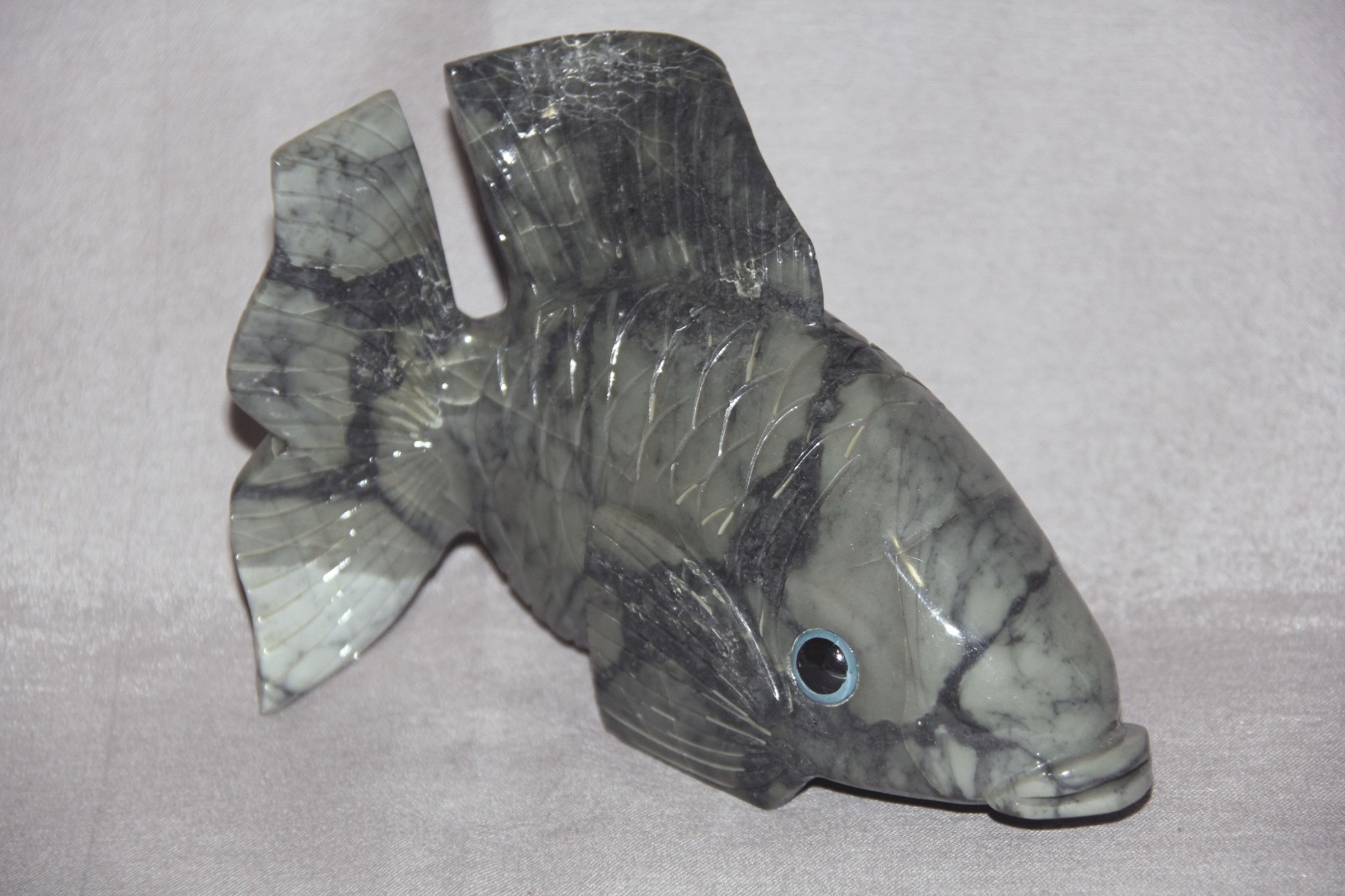 Poisson statuette en stéatite contre la déco industrielle impersonnelle