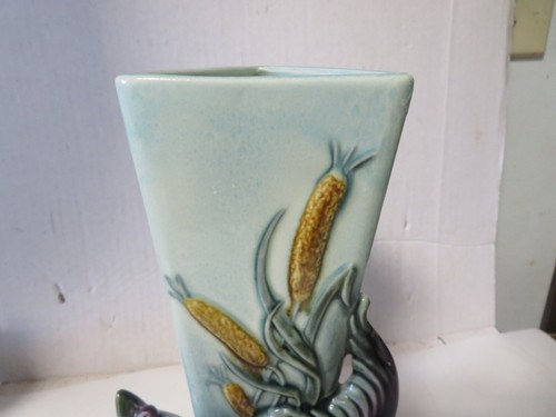 Vintage Hull Pottery USA 96 Triangular Vase Duck in Flight with Cattails Detail - Picture 4 of 12