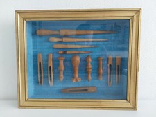 Grand présentoir ANCIEN vitré d'OUTILS DE TISSERAND 