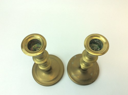 Par de candelabros a juego vintage usados de metal latón dorado diseño interior - Imagen 5 de 9