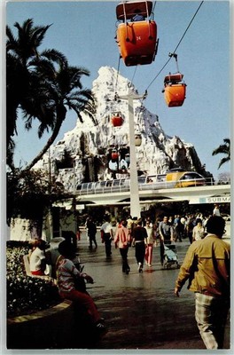 39837403 - Anaheim Matterhorn Tomorrowland Disneyland Zug Monorail Train