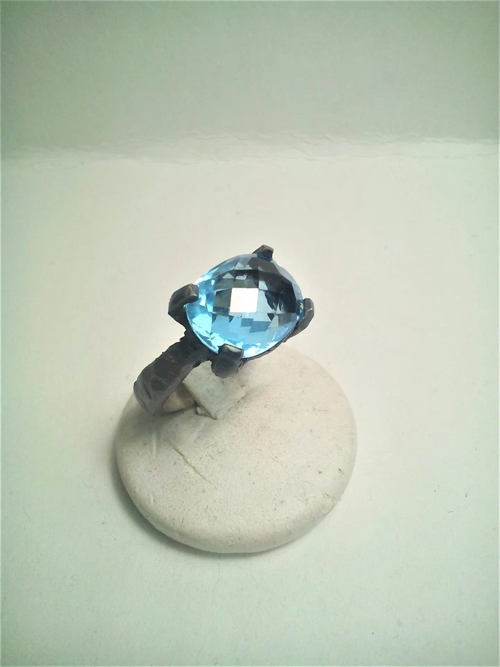 ANELLO TOPAZIO AZZURRO OVALE REALIZZATO IN ARGENTO 925 BRUNITO - Immagine 2 di 4