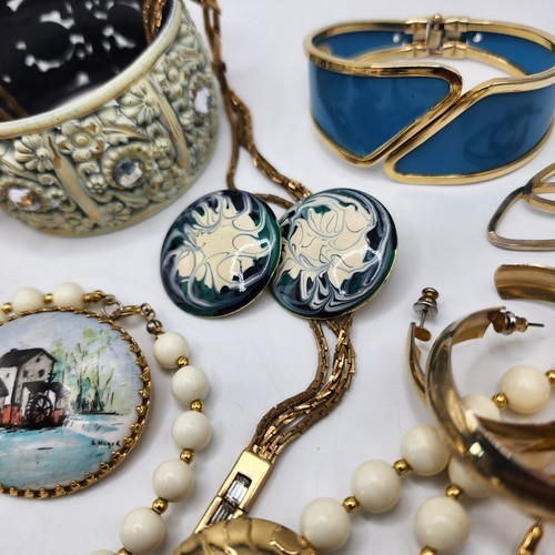Vintage Gold Tone Costume Jewelry Lot Mixed Materials Wearable Resell - Picture 11 of 20