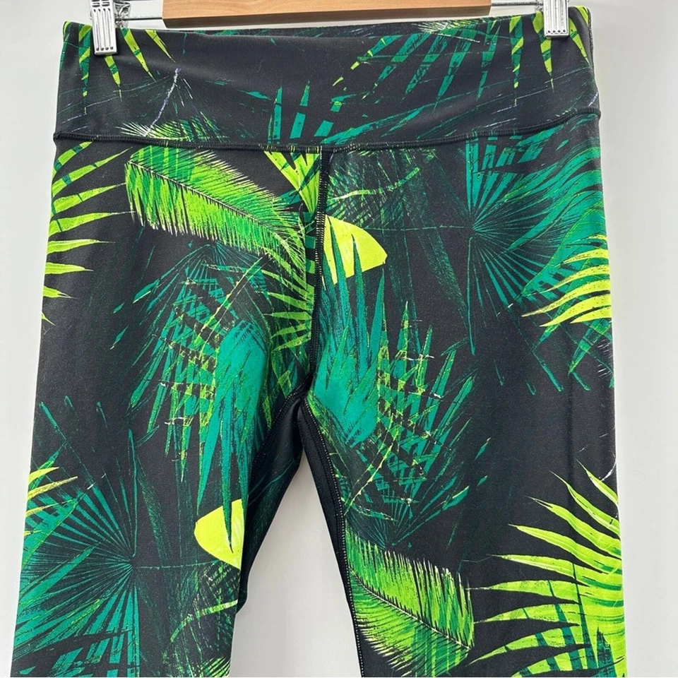 Fabletics Yogi Capri Verde Tropical Selva Estampado Yoga Leggings Talla M DEFECTUOSOS Foto 4 de 4