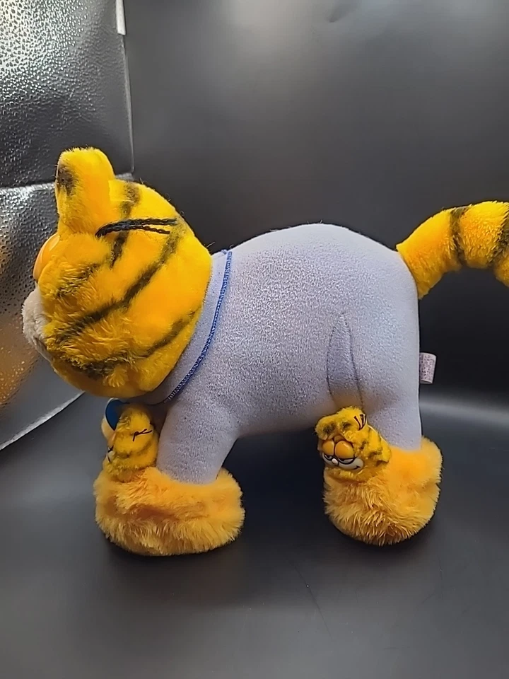 14" Pelúcia 1981 Garfield "Meus Chinelos Favoritos" com Pijama Azul por Dakin - Imagem 4 de 4