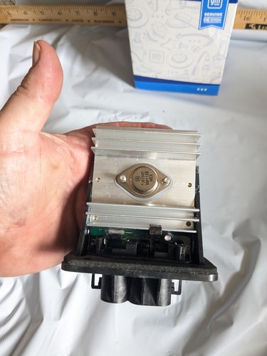 Genuine GM Heating and Air Conditioning Blower Control Module 12368388 15-71971 - Picture 3 of 5
