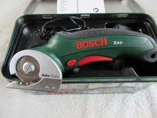ASWZ69/16: BOSCH XEO Akku Universalmesser Teppichmesser elektrische Schere