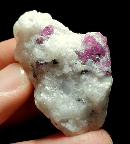 147Cts Very Nice Quality Ruby with Feldspar Matrix Specimen Famage Free piece - Picture 4 of 5