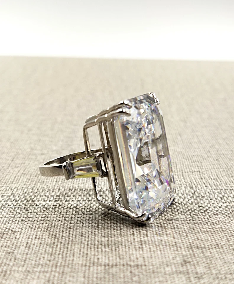 Enorme anillo transparente blanco corte esmeralda 68,65 quilates circonita cúbica tres piedras para mujer Foto 3 de 4