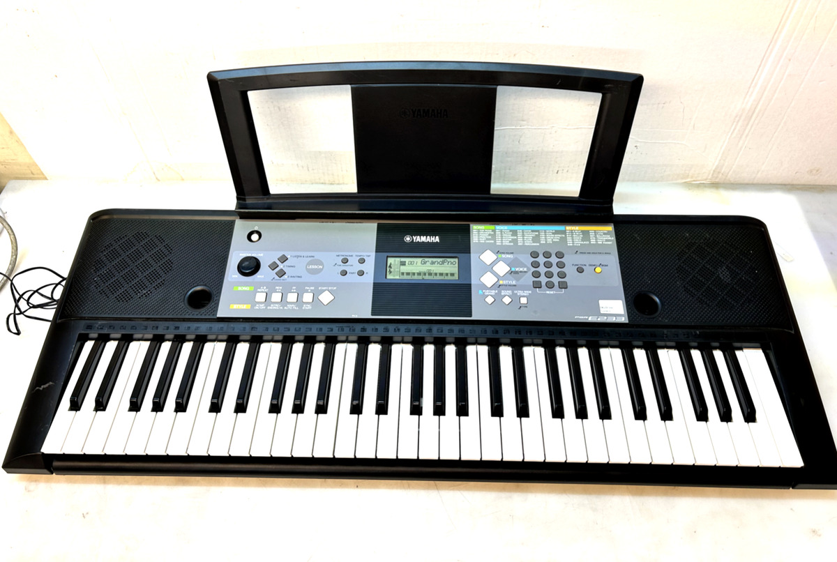 Yamaha PSR E233 Electronic Keyboard w/Quick Lok Stand - Works Good! T0001