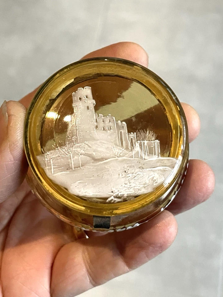 Ancien pilulier en verre émaillé décor de chateau. - Photo 3/4