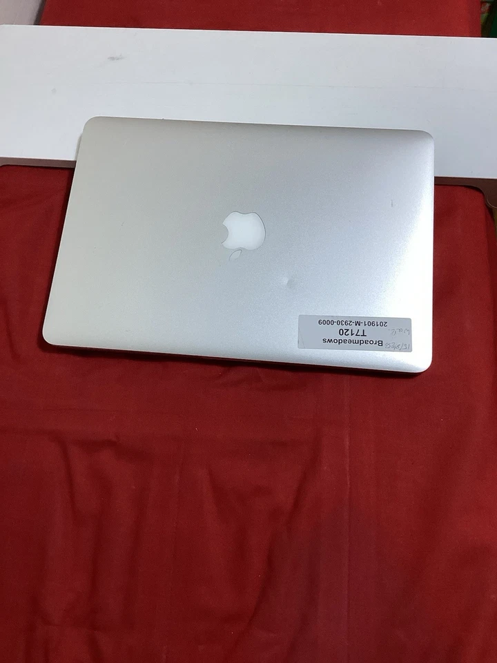 Apple MacBook Pro Retina 13 -inch 2015  8GB RAM 256GB Storage including the - Image 3 of 4