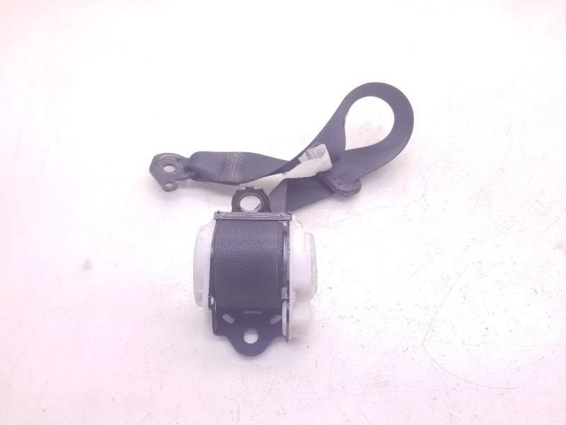 Toyota Prius C 2014 lado del conductor montaje del cinturón de seguridad trasero  Foto 4 de 4