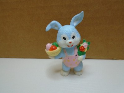 HARD PLASTIC BLUE BUNNY WITH BASKET & FLOWERS 2.75'' FIGURE UNRANDED (MA1018A)