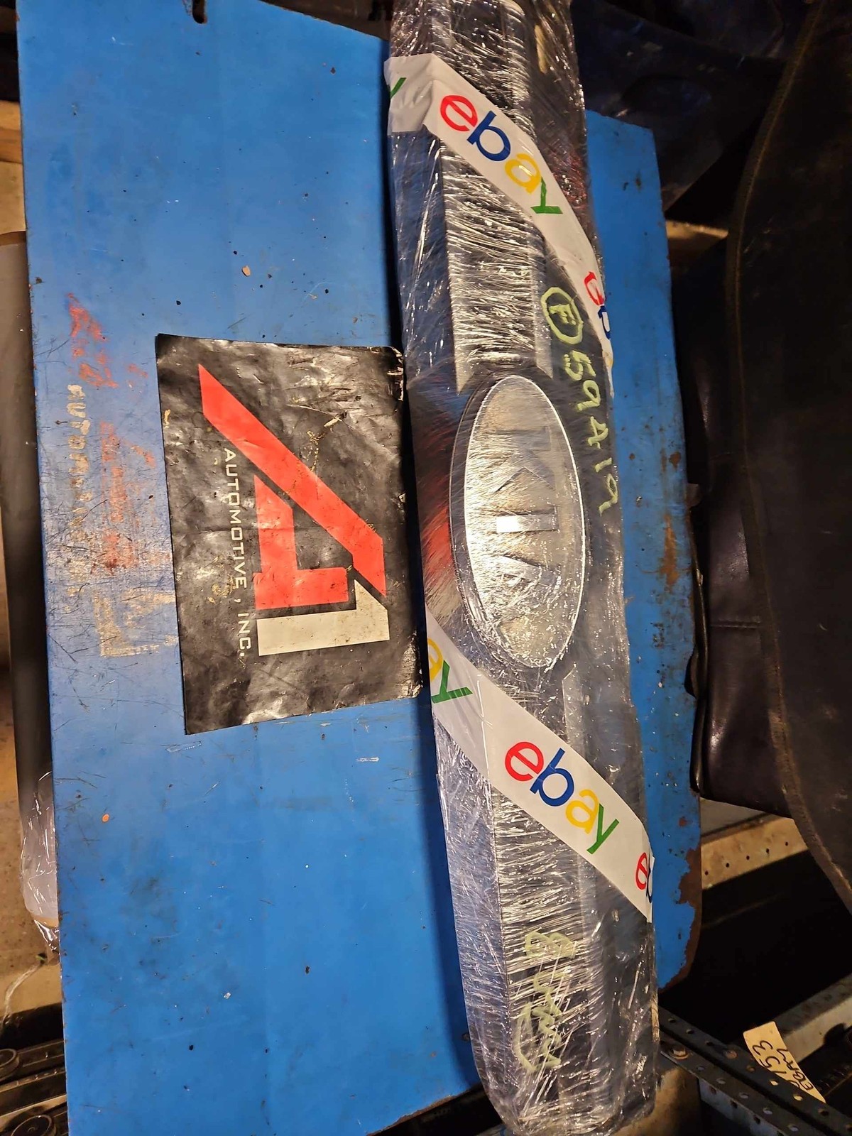 05-08 KIA SPORTAGE Grille Black W/Chrome Surround Horizontal Billet 'Badge' OEM