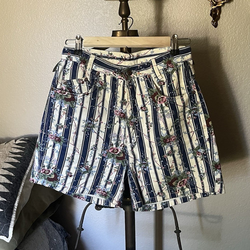 Michael G Women’s Size 7 Blue/White Floral shorts