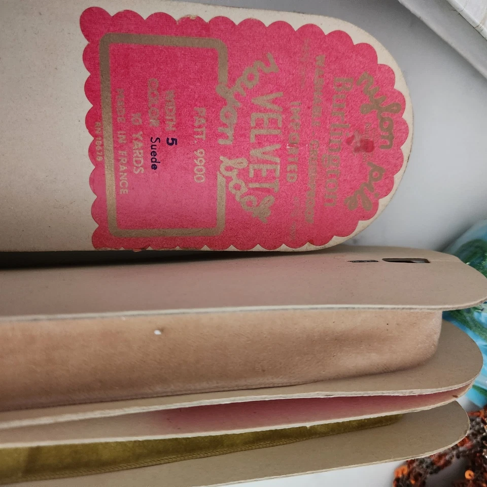 Cinta de Costura Grosgrain Terciopelo Satinado Lentejuelas Metálicas 200+ Yardas De Colección Años 60 Nuevo de Lote Antiguo Foto 4 de 4