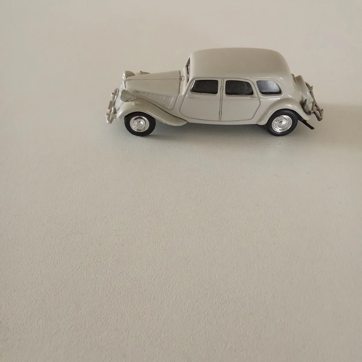 Universal Hobbies 1/43 - Citroen Traction 11cv Noire