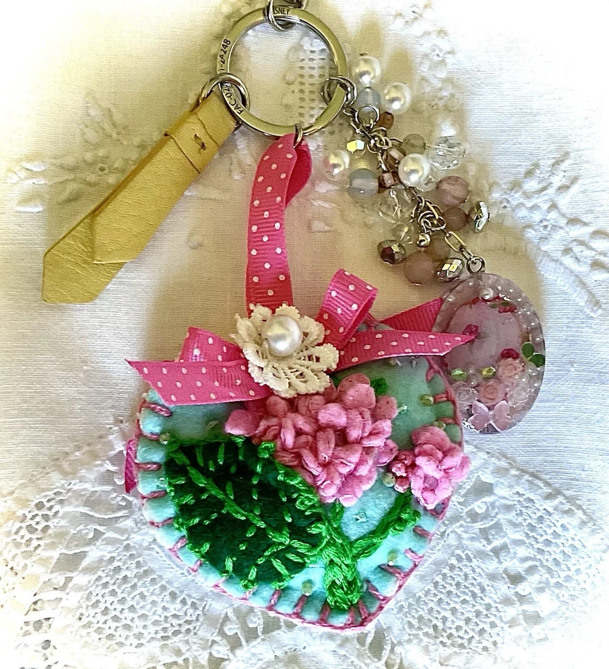Hecho a mano Acolchado Corazón Llavero Cartera Dije con Flores Arcos y Botones Foto 3 de 4