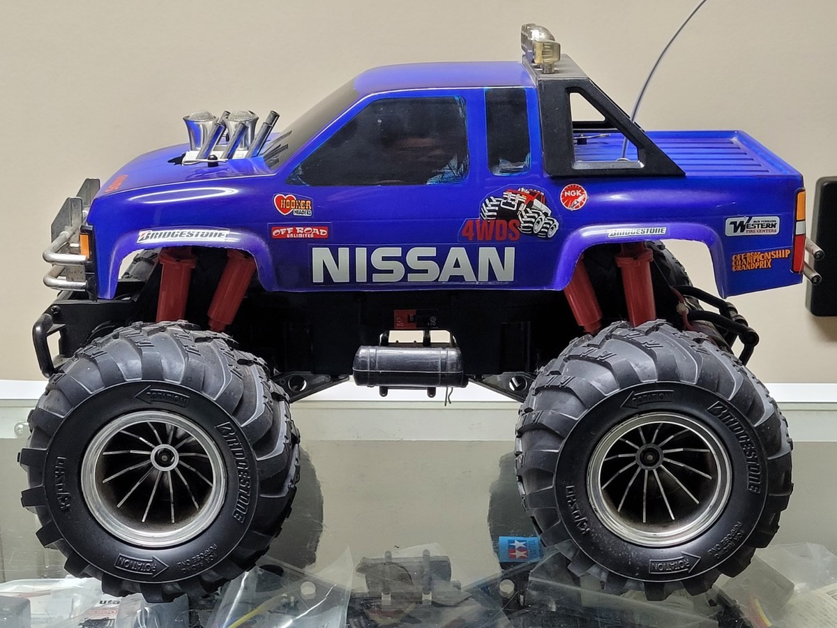 Use Kyosho 1/10 Double Dare 4WD R/C Monster Truck Nissan Electric