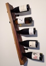 Porte-bouteilles mural lumineux, fabriqué avec une douelle en chêne 