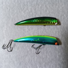 Set of 2 K-TEN Tuned TKLM 90 Lipless Minnow Green Gold GP Go-Fish Chart Back