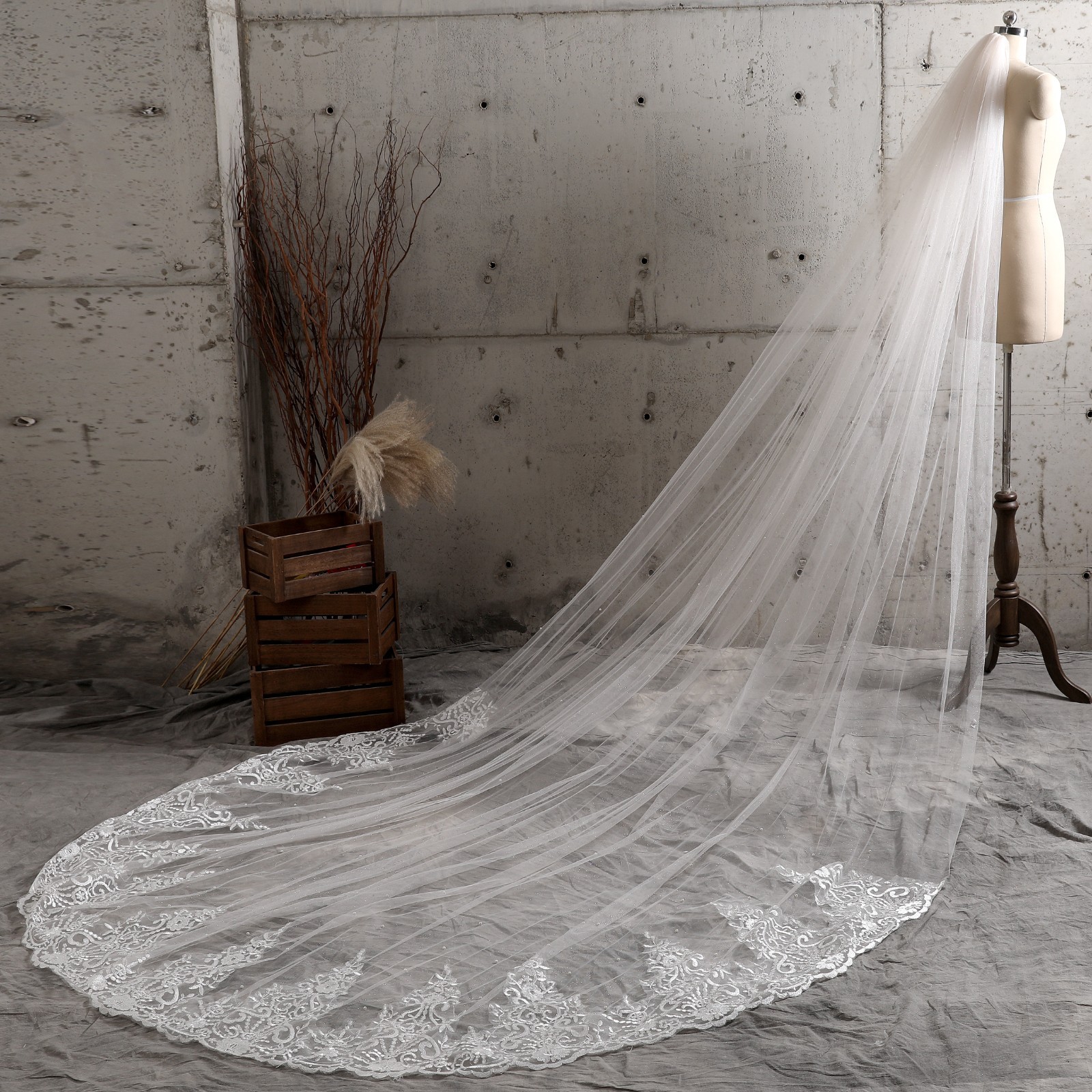 Shining Tulle with Pearls and Lace Royal Bridal Veil thumbnail 4