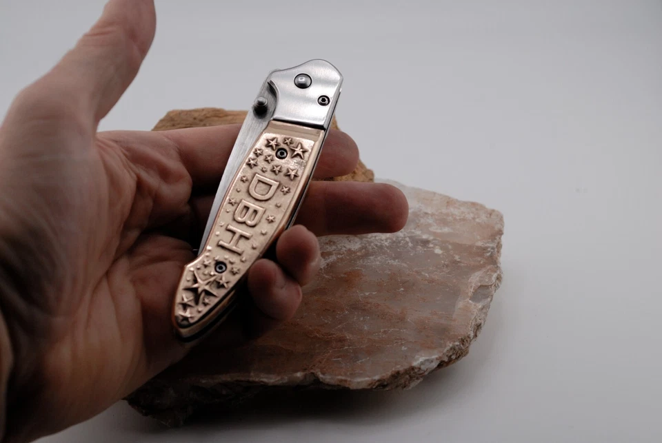 Cuchillo de agarre de bronce Stars Custom Initials | Cuchillo Design A | 8º aniversario Foto 2 de 4