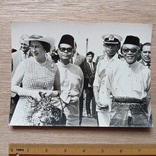 QUEEN ELIZABETH II - Rare 70s 1st visit to Malaysia Real BW Photo 4