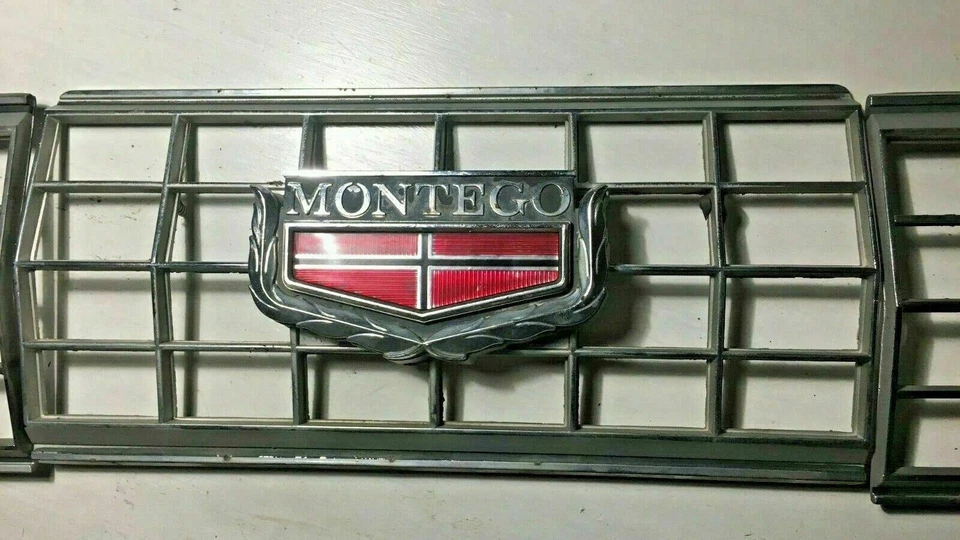 1974 74 FORD MERCURY MONTEGO REAR TAIL PANEL Trim Pieces - C20 - Image 2 of 4