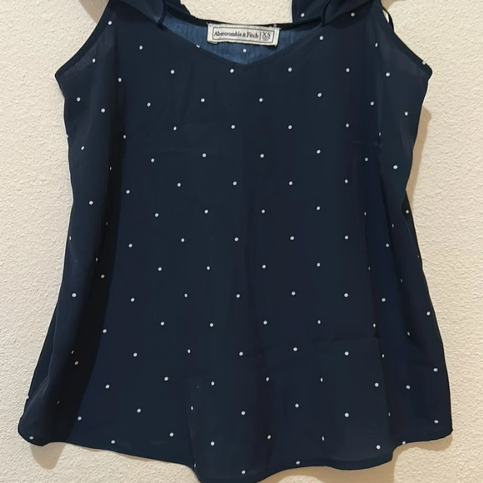 Camiseta sin mangas A&F Abercrombie & Fitch para mujer XS fuera del hombro lunares azul marino satinado Y2k Foto 3 de 4