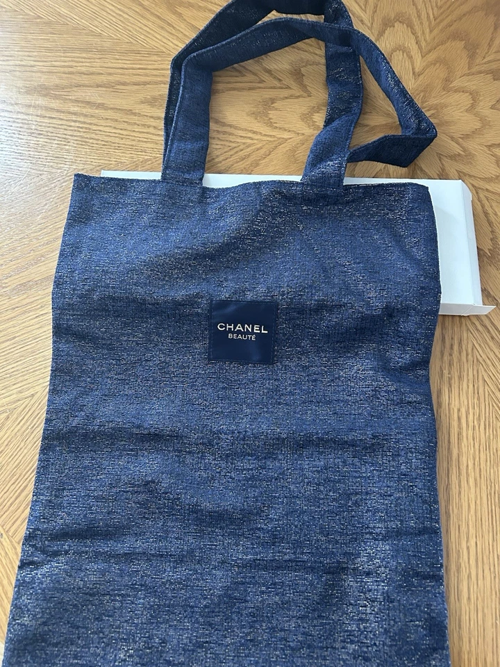Autêntica Bolsa Tote CHANEL Beaute Azul Marinho 13"x 17" 2023 Férias Limitada CAIXA NOVA - Imagem 3 de 4
