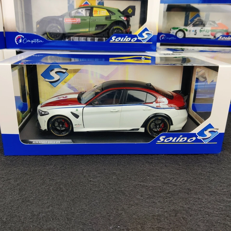 AUTO SOLIDA ALFA ROMEO GIULIA GTA BIANCO E ROSSO 2023 1:18 NUOVA SCATOLA... - Immagine 2 di 4
