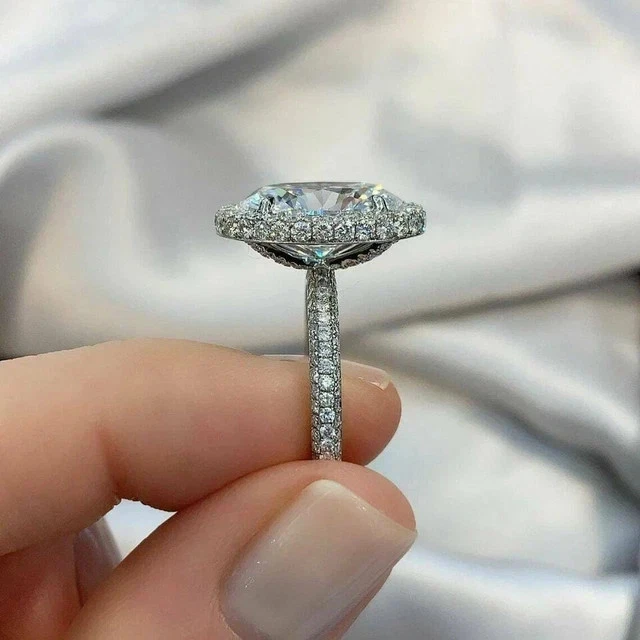 Anillo de compromiso de plata de ley 925 con halo de diamantes creado en laboratorio de corte ovalado de 3,5 quilates para mujer Foto 3 de 4