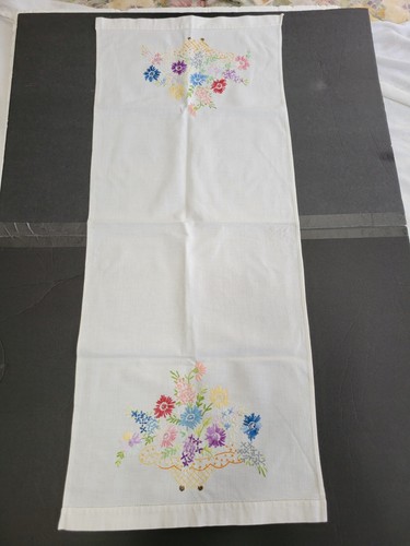 Cómoda Vintage Tejida Crema Blanca Multicolor Bordada Floral 38"x15" - Imagen 4 de 8
