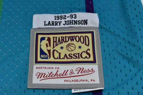 Camiseta Mitchell & Ness NBA Swingman Road Larry Johnson Charlotte Hornets Para Hombre S - Imagen 8 de 9