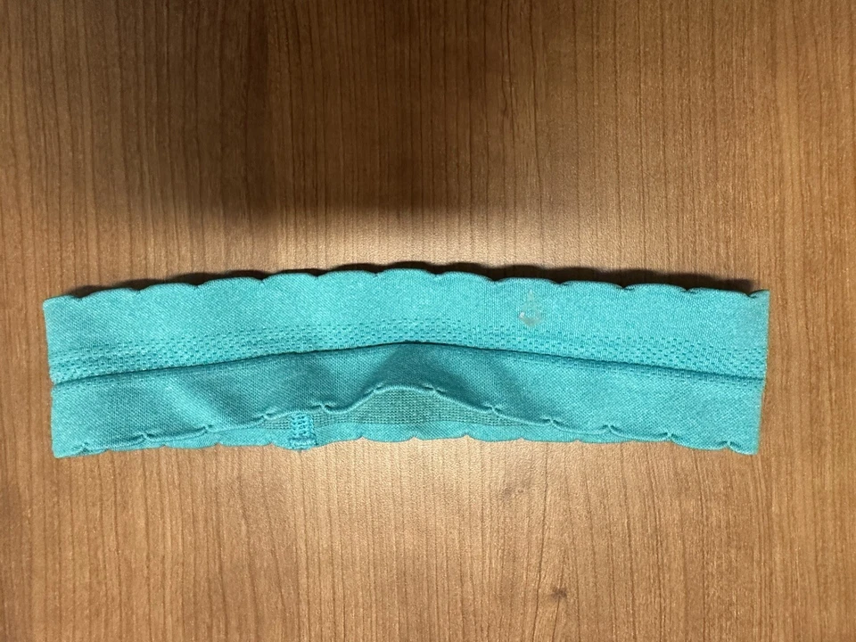 Paquete de dos camisas y banda para el cabello Lululemon, usadas-buenas Foto 3 de 4