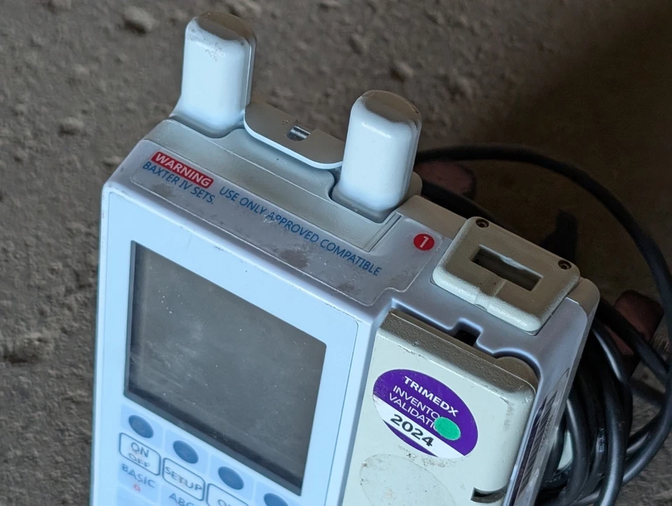 Bomba de infusión Baxter Sigma Spectrum compacta alimentada por batería con cargador + montaje Foto 3 de 4