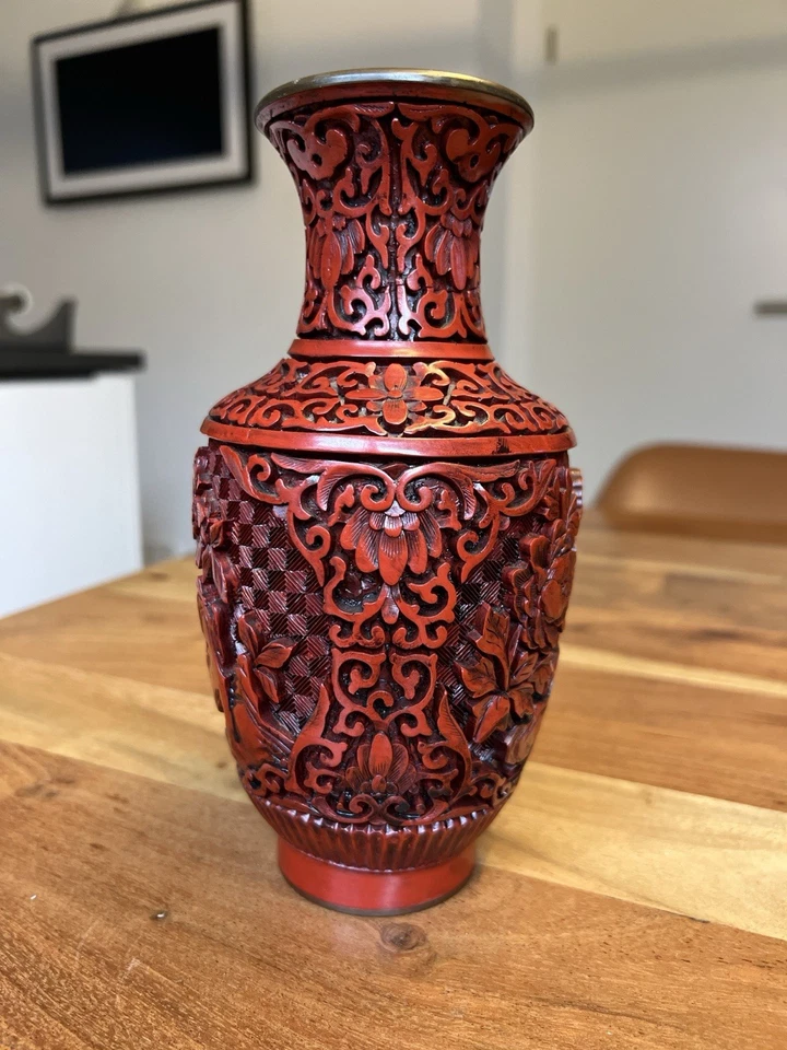 Schöne Chinesische Rotlackvase, Messingkorpus China, geschnitzt Pflanzen-Dekor - Bild 2 von 4