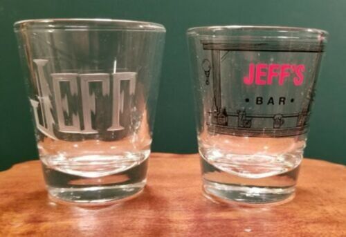 2 personalisierte Schnapsgläser Ätzglas "Jeff" & "Jeff's Bar"