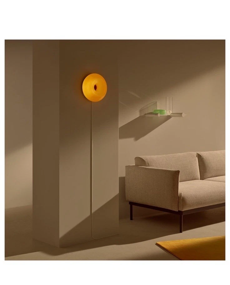 Lámpara de mesa/pared IKEA VARMBLIXT de vidrio naranja para donas Foto 3 de 4