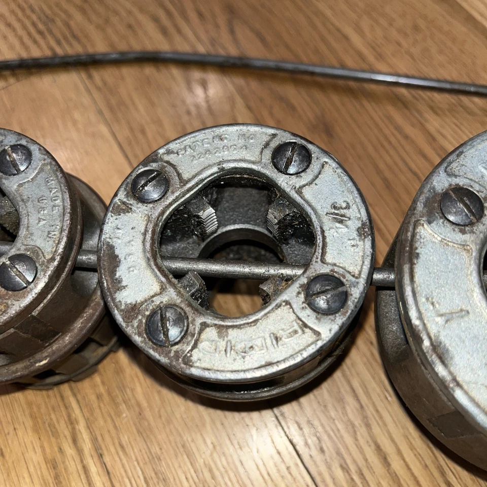 Ridgid No 111-R NPT Ratchet Threader Set.  1/4 - 1 1/4 plus holder.  Made in USA - Image 4 of 4