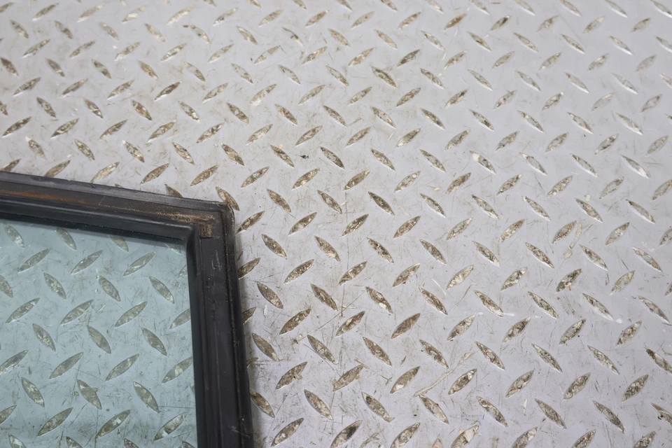 Ventana de vidrio de ventilación trasera izquierda Cadillac Brougham 88-89 (con techo de vinilo) solo vidrio Foto 2 de 4