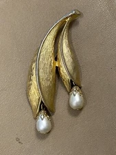 EMMONS Signed Brooch"Pearl Drop Lily" Gold Tone Vintage Faux Pearl Dangle Flower
