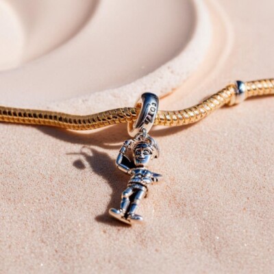 Woody Dangle Charm in Silber, Charm inspiriert von Toy Story, süße Alltagskleidung