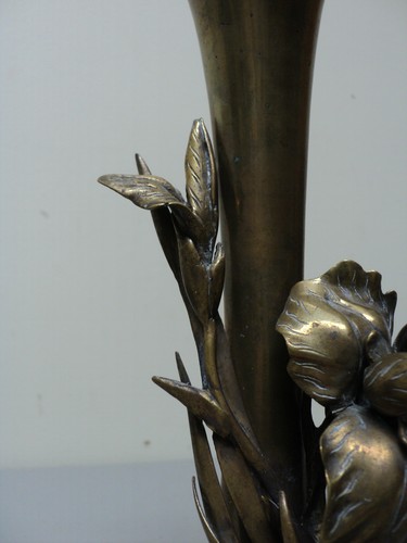 UNUSUAL ART NOUVEAU PERIOD BRASS/BRONZE VASE w/ APPLIED SCULPTED IRIS & FOLIAGE - Picture 3 of 11