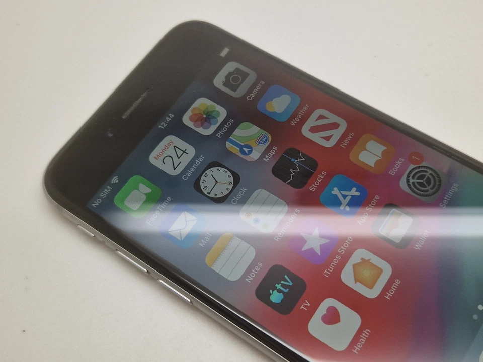 90% Super Condition UNLOCKED To All Apple iPhone 6 16GB Silver Smartphone A1586 - Image 2 of 4