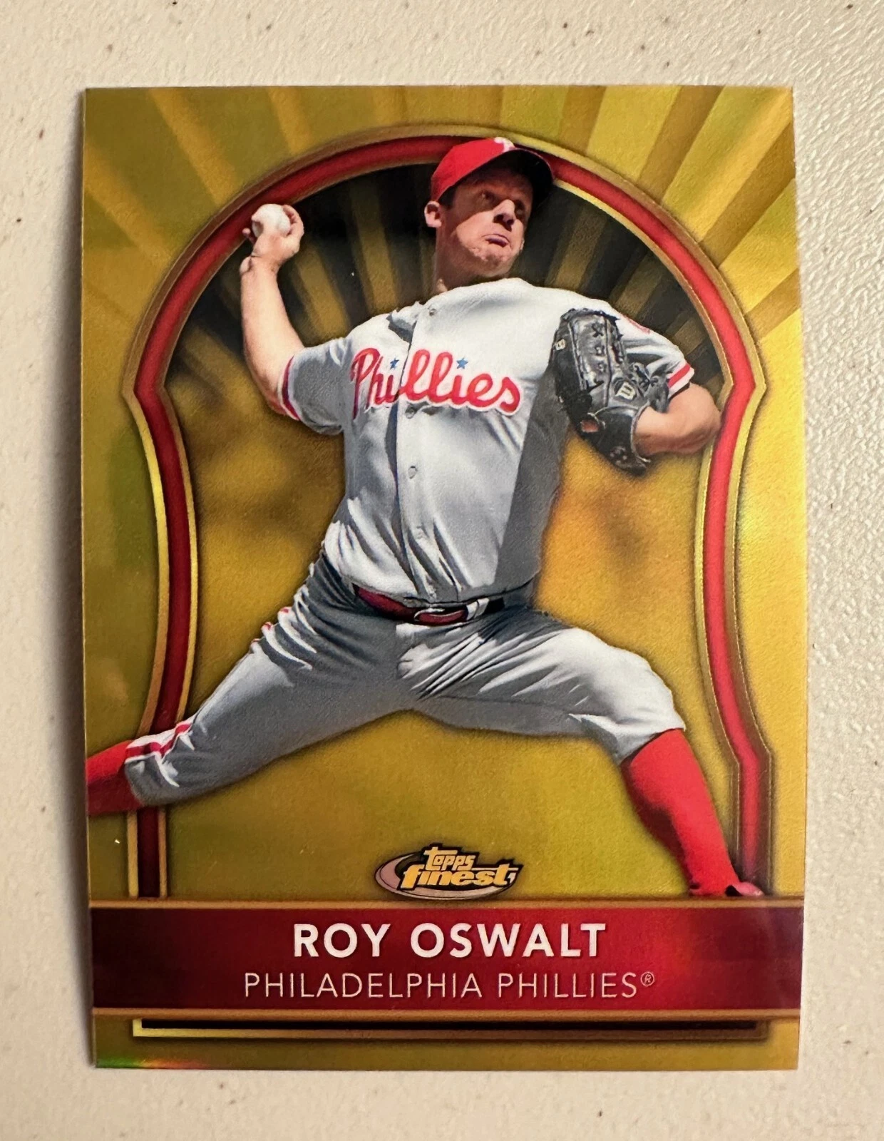 2011 Topps Finest Baseball Card Roy Oswalt Gold Parallel #39 Phillies 29/50